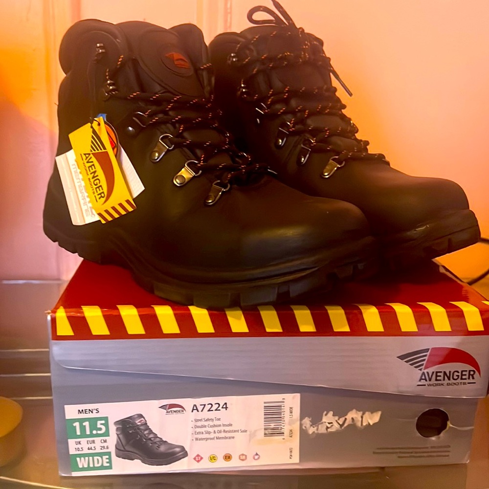 Crazy horse leather upper.waterproof membrane construction.